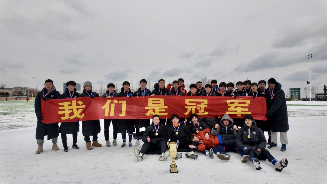 leyu.com-全胜夺冠！青岛二中足球队十一连胜捧起队史首座 “市长杯”